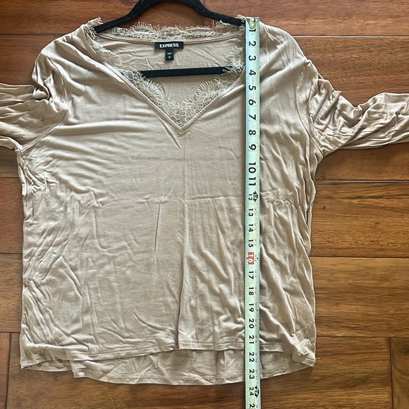 Women's Express Size Large T-shirt with lace trim around the collar and sleeves - Picture 8 of 8